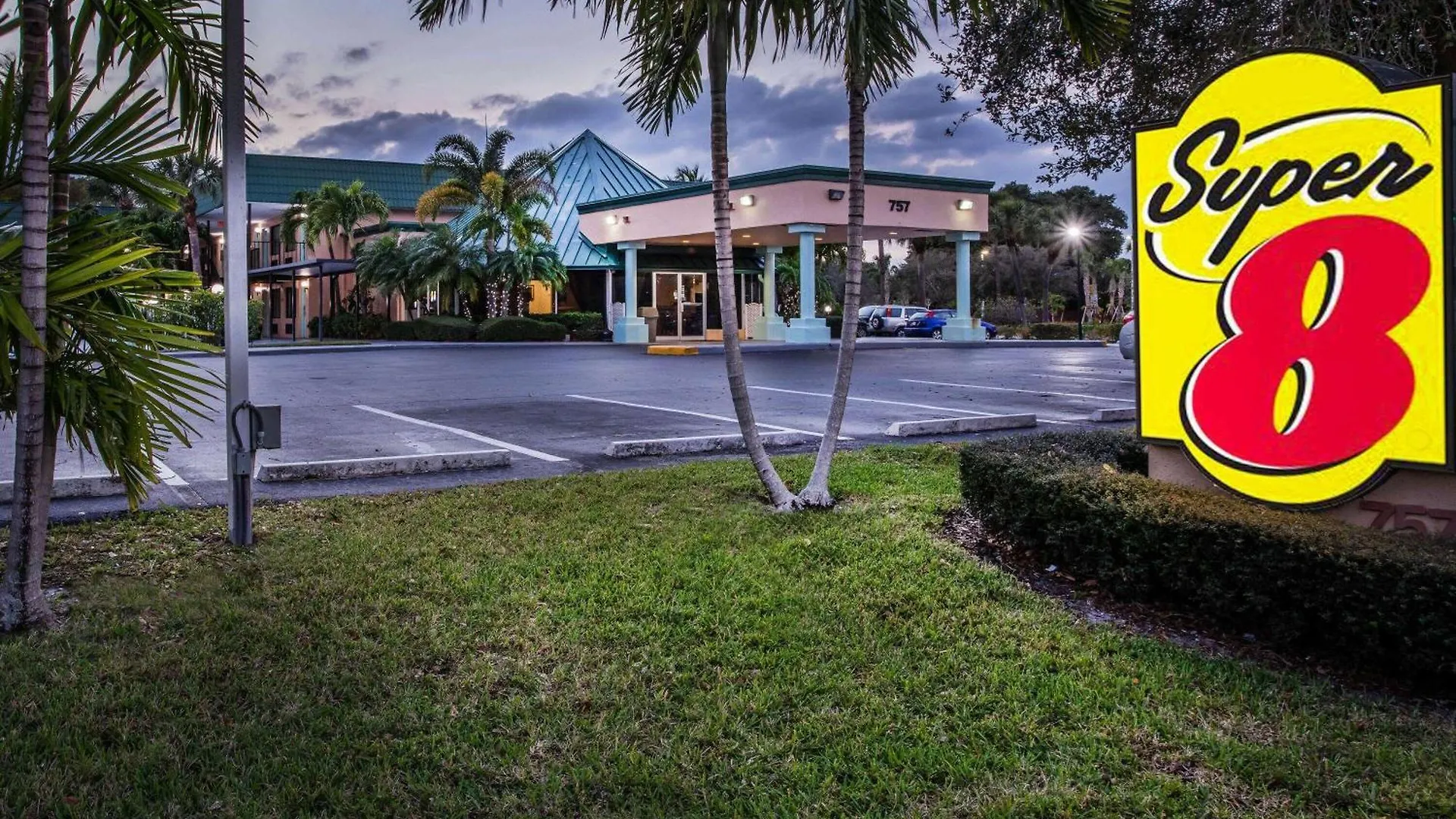 4 Hotels for Couples Near Port of Palm Beach Worth Booking